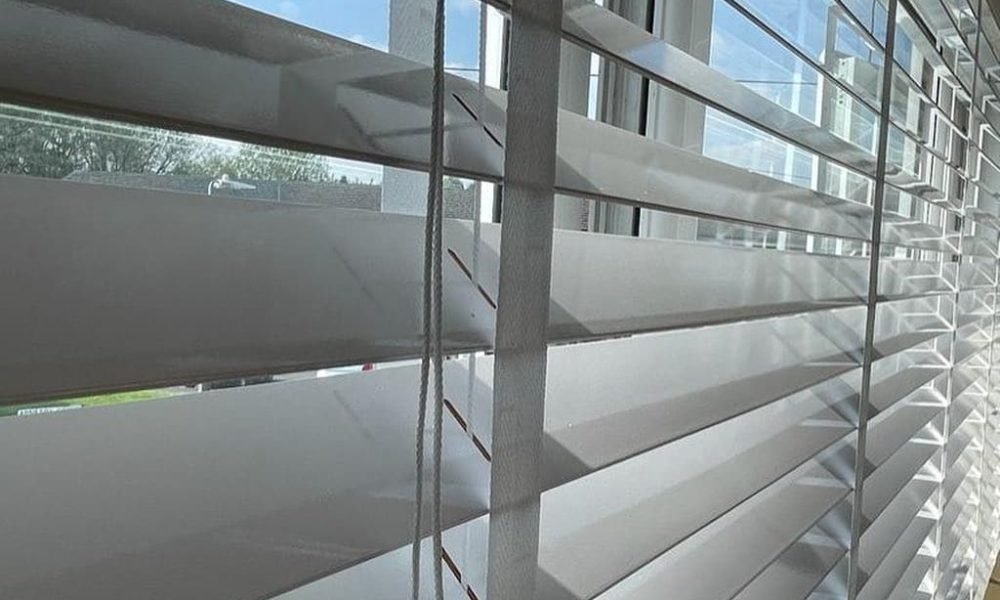 white wooden venetain blinds for living room in jumaira dubai by blinds interior and window blinds shop